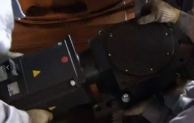 放入齒輪箱的時候,保證馬達側(cè)要抬高點,保證斜齒輪之間的嚙合更順暢 放入齒輪箱的時候,保證馬達側(cè)要抬高點,保證斜齒輪之間的嚙合更順暢