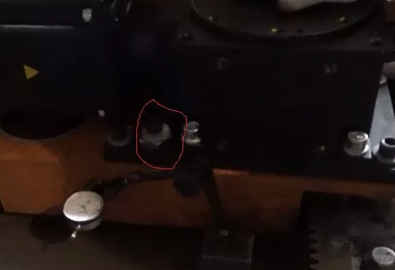 通過調(diào)整圖示偏心輪的位置來保證斜齒輪之間的單向齒間間隙為0.10mm左右 通過調(diào)整圖示偏心輪的位置來保證斜齒輪之間的單向齒間間隙為0.10mm左右